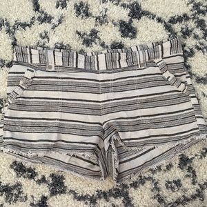 Linen striped shorts .